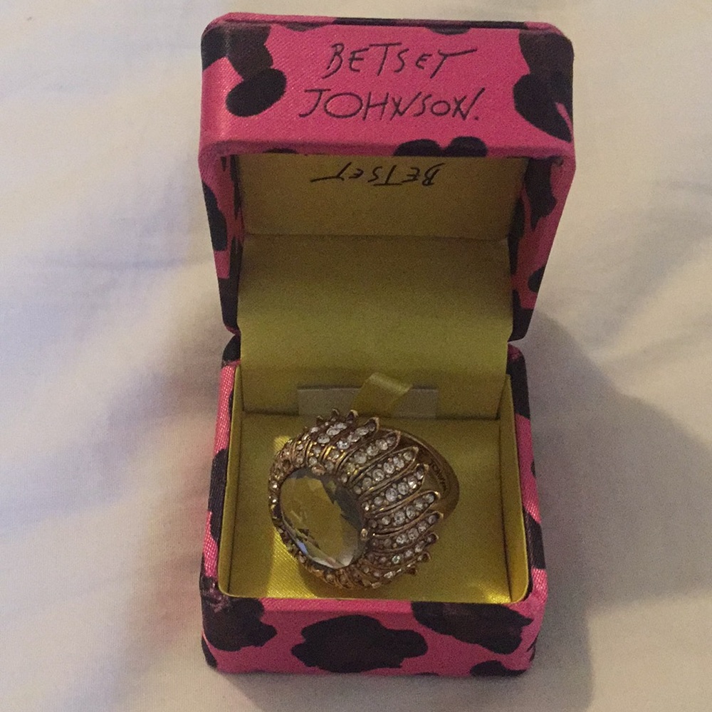 ♥️sale ♥️BETSEY JOHNSON RING